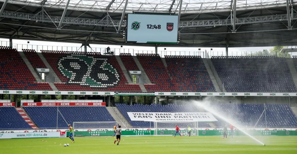 L’entraîneur adjoint de Hanovre se marie au stade