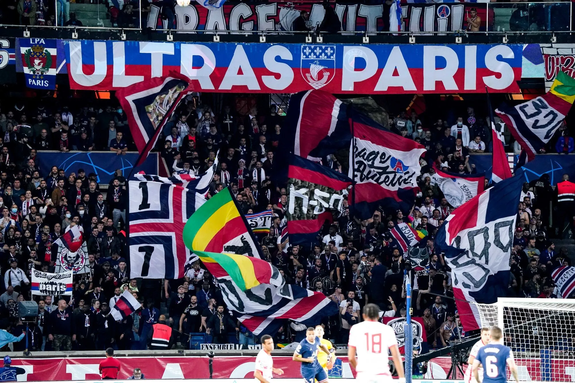 Pluie d&rsquo;incidents dans les tribunes du Parc pendant PSG-Leipzig