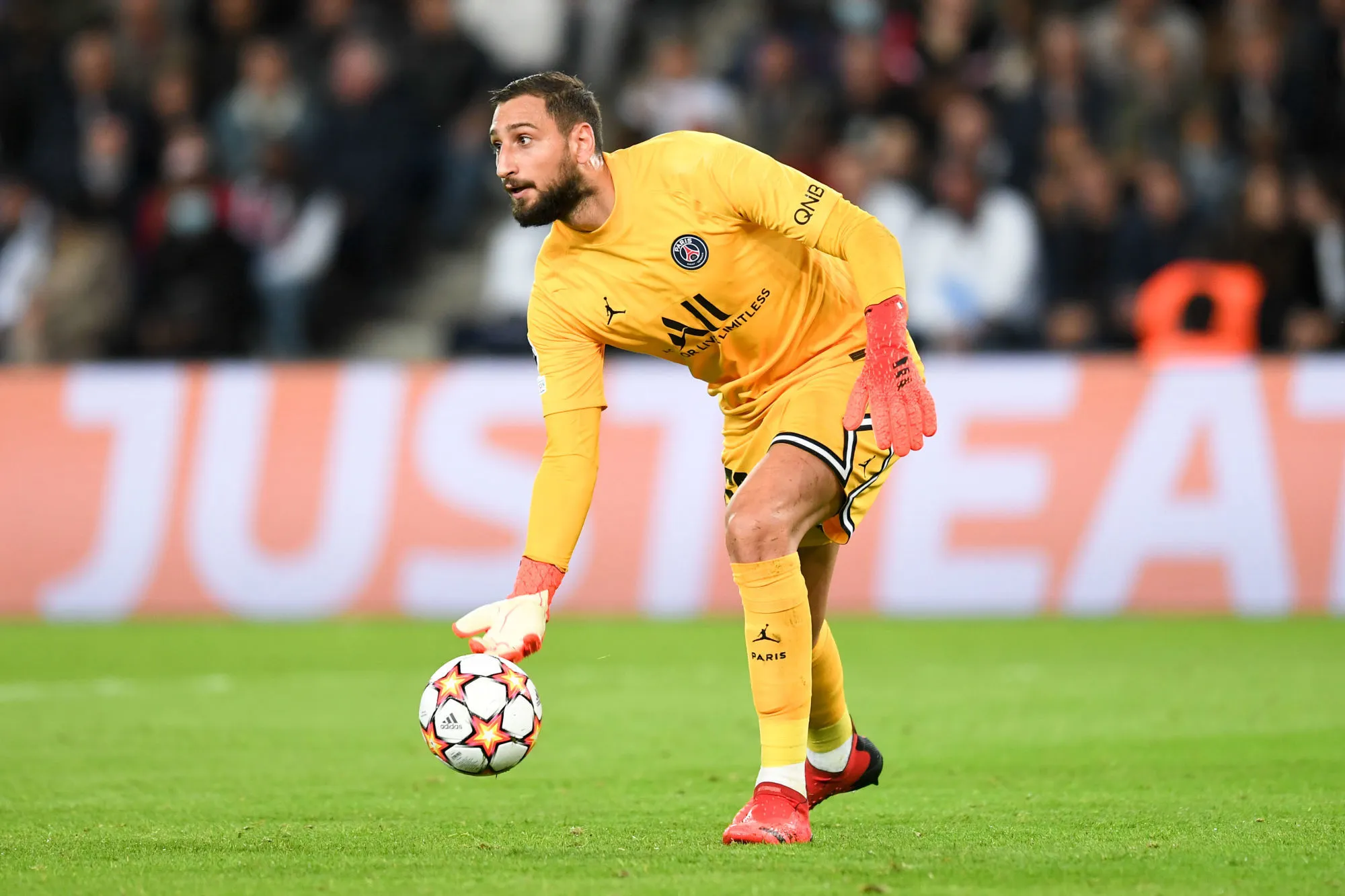 Des banderoles hostiles à Gianluigi Donnarumma à Milan