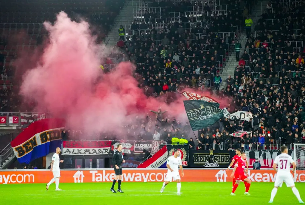 Un supporter de Feyenoord tombe d’une tribune en célébrant un but