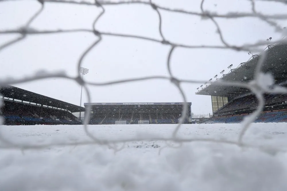 Les supporters des Rangers improvisent une bataille de boules de neige à la mi-temps