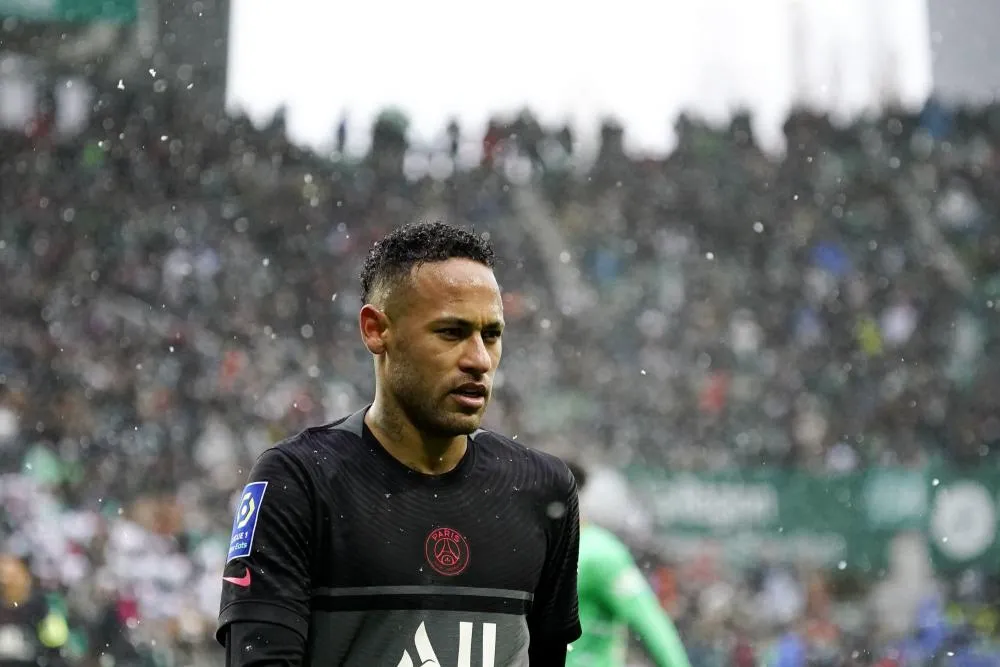 Le Paris Saint-Germain annonce six à huit semaines d&rsquo;absence pour Neymar après sa blessure à Saint-Étienne