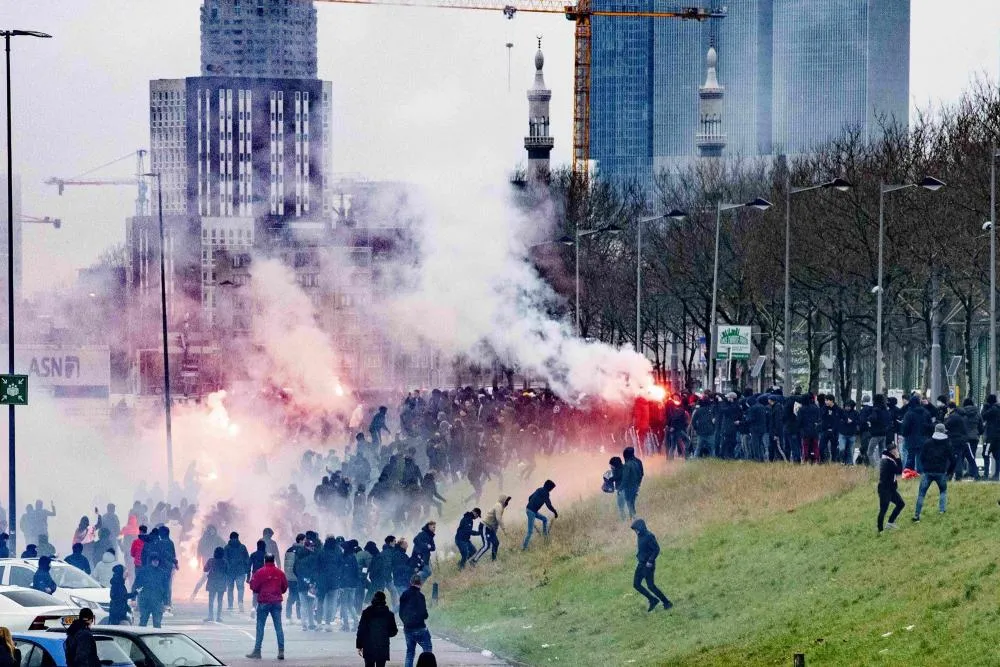 64 arrestations en marge de Feyenoord-Ajax