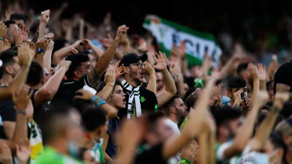 Contre la Real Sociedad, les supporters du Real Betis inondent la pelouse de peluches pour les enfants défavorisés