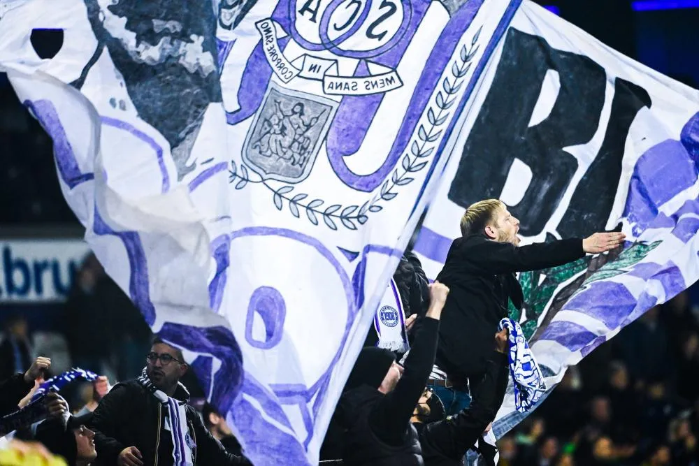 Face à la pression des supporters, le coup d&rsquo;envoi d&rsquo;un match d&rsquo;Anderlecht est finalement décalé