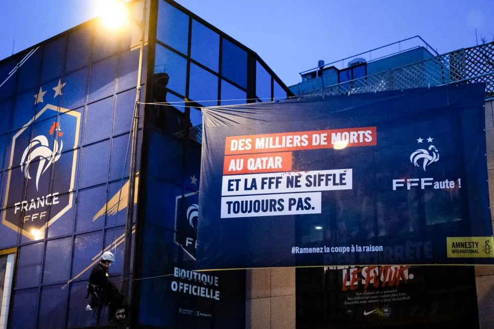 Amnesty International déploie une banderole anti-Mondial 2022 devant le siège de la FFF