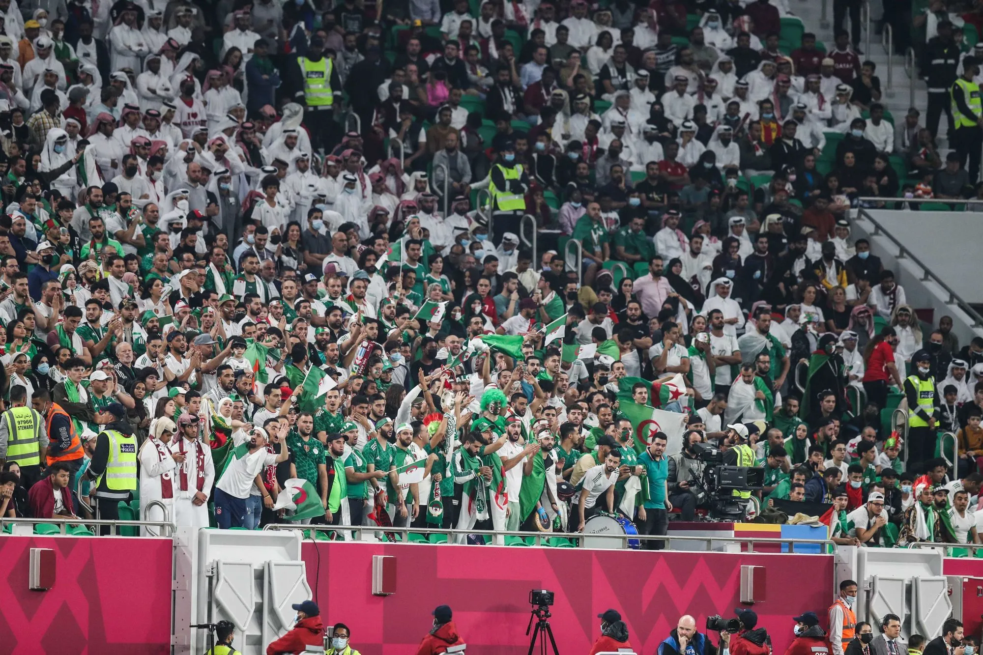 Les supporters de l&rsquo;Algérie fêtent la victoire face au Qatar à Barbès