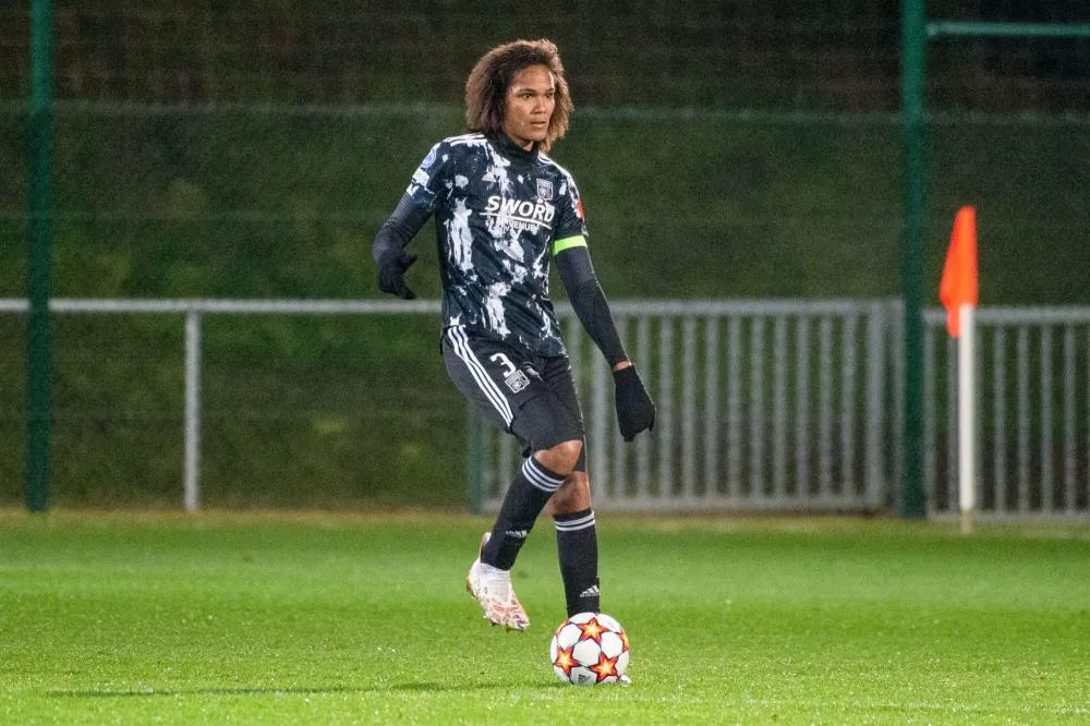 En visite à Rome, Wendie Renard (Lyon) a offert deux maillots au pape François