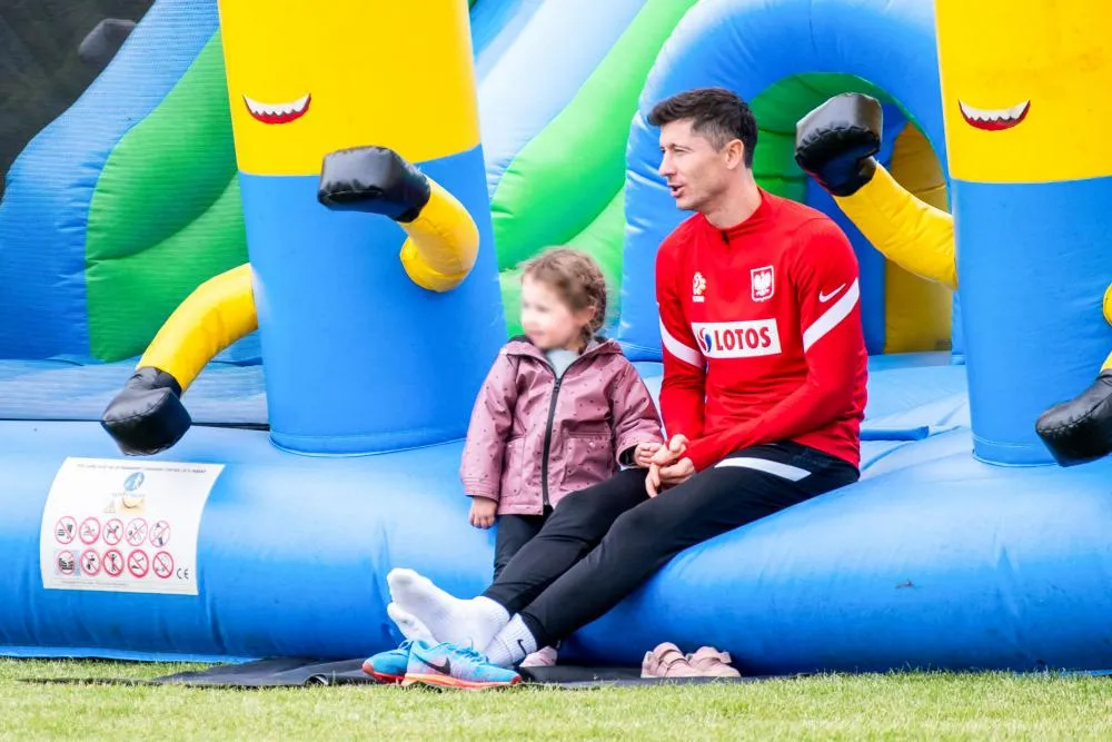 Quand Robert Lewandowski s&rsquo;improvise coiffeur pour sa fille