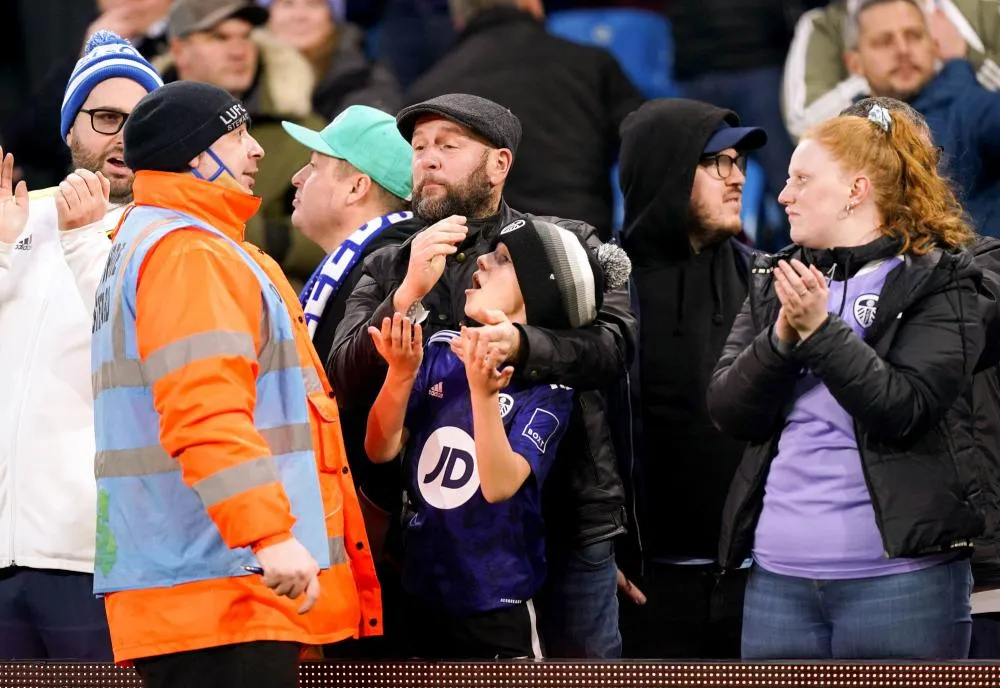 Leeds prévoit des interdictions de stade pour les parents dont les enfants envahissent la pelouse