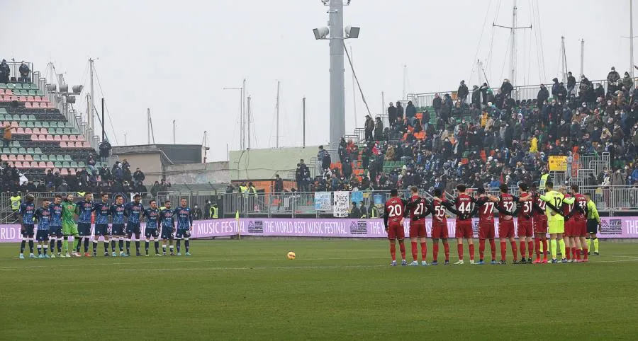 Une partie des supporters de Venise tourne le dos à l’hommage rendu à Zamparini, ancien président du club