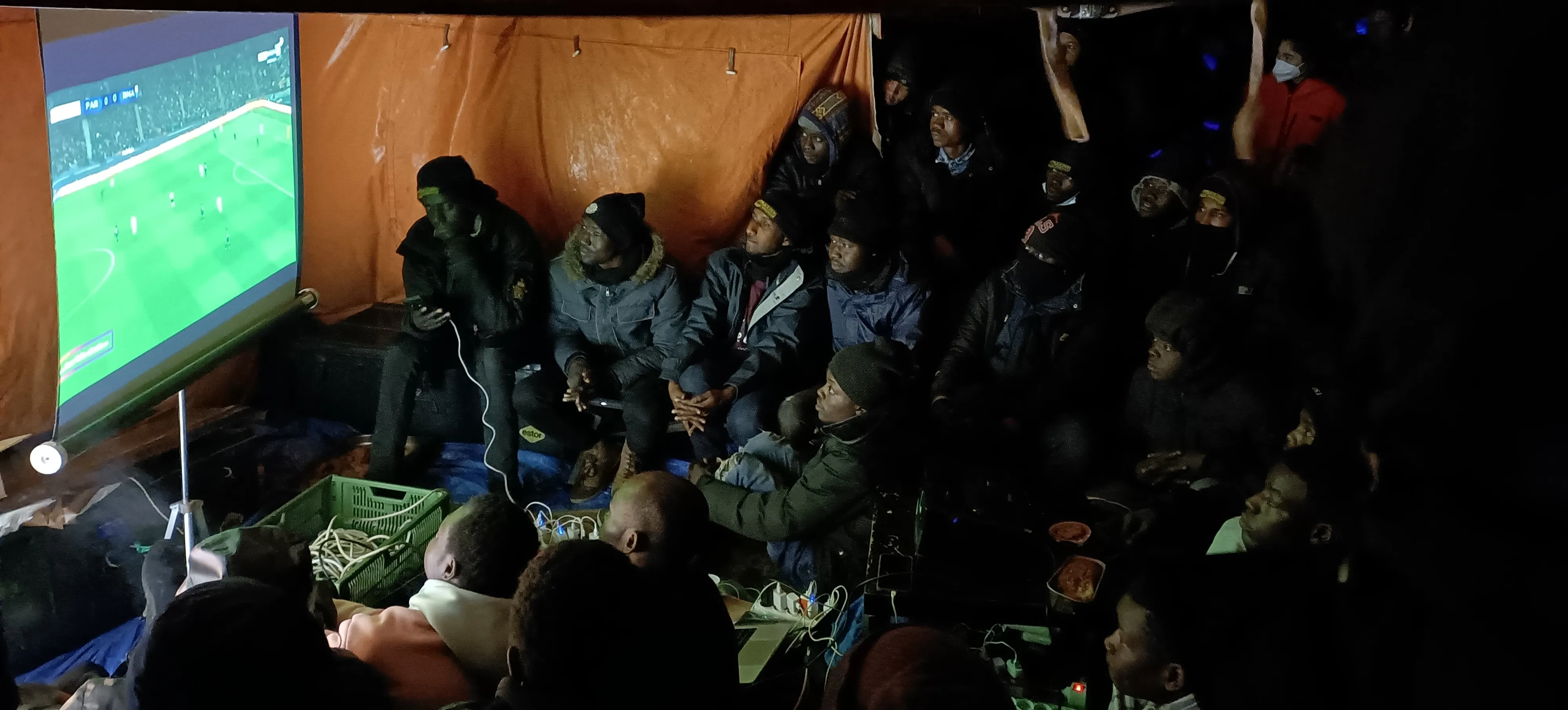 À Calais, le foot pour oublier l&rsquo;enfer