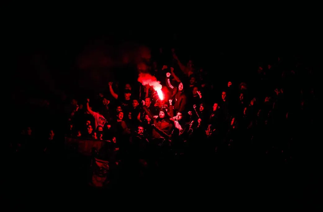 Les supporters de l’Étoile Rouge de Belgrade chantent en faveur de la Russie