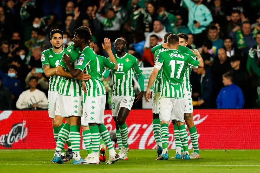 Le Real Betis arbore un maillot de soutien à l’Ukraine à l&rsquo;échauffement en Ligue Europa face à l&rsquo;Eintracht Francfort