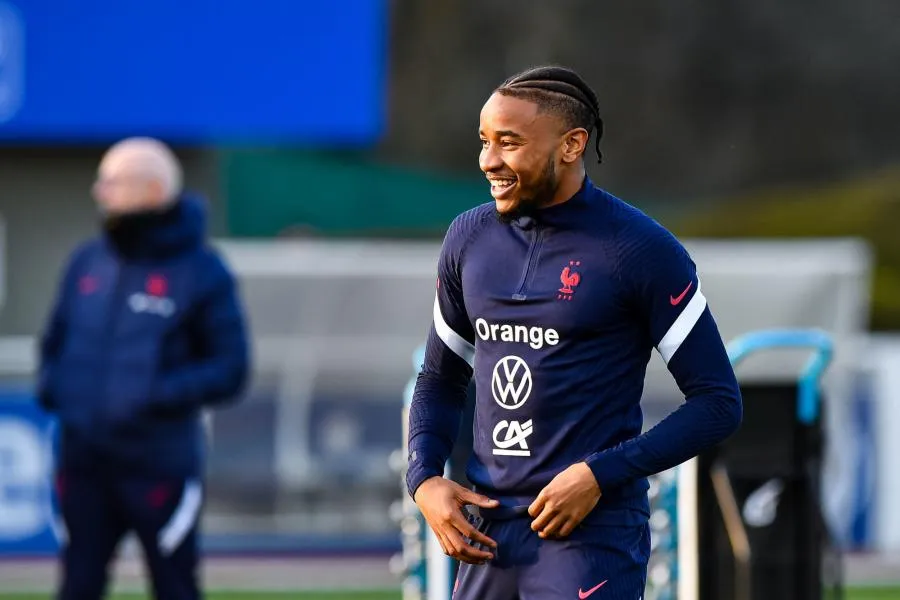 Nkunku titulaire pour sa première en équipe de France, Mbappé sur le banc