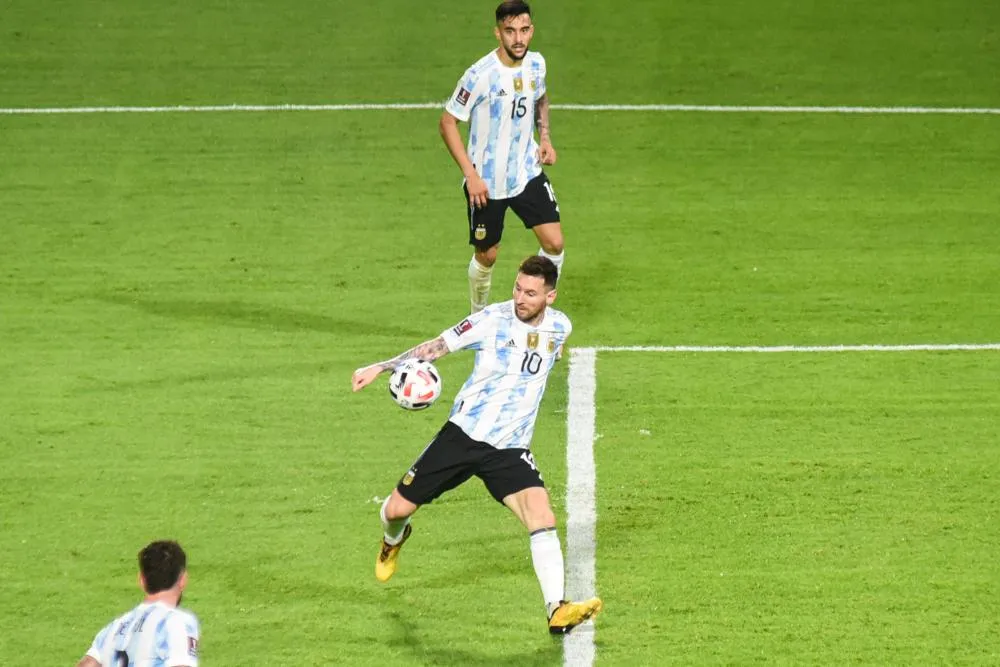 Quand un supporter équatorien entre sur la pelouse et force un selfie avec Messi