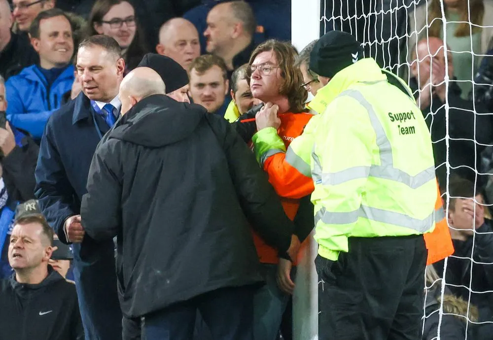 Un activiste s&rsquo;accroche à un poteau de Goodison Park par la gorge pendant Everton-Newcastle