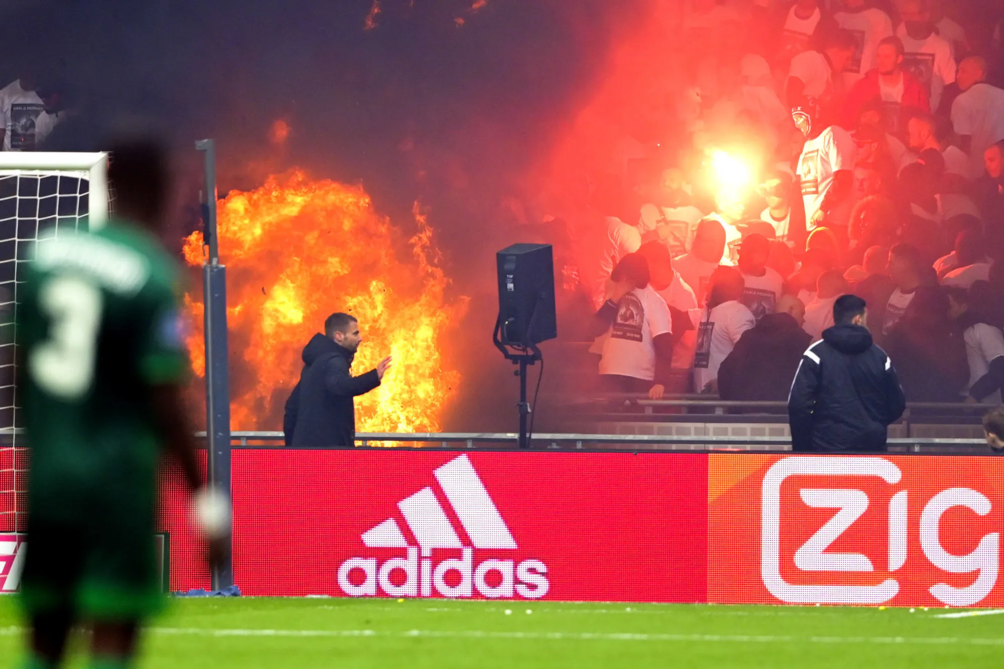 Une tribune de la Johan Cruyff Arena prend littéralement feu