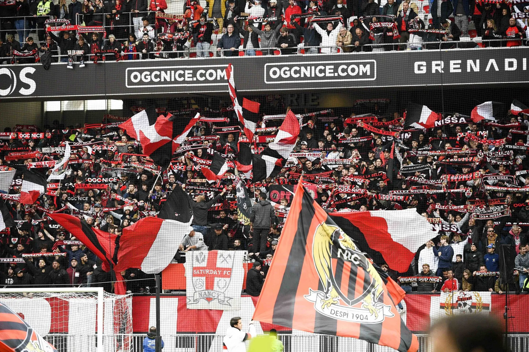 Deux supporters Niçois se rendent à la finale de Coupe de France à pied