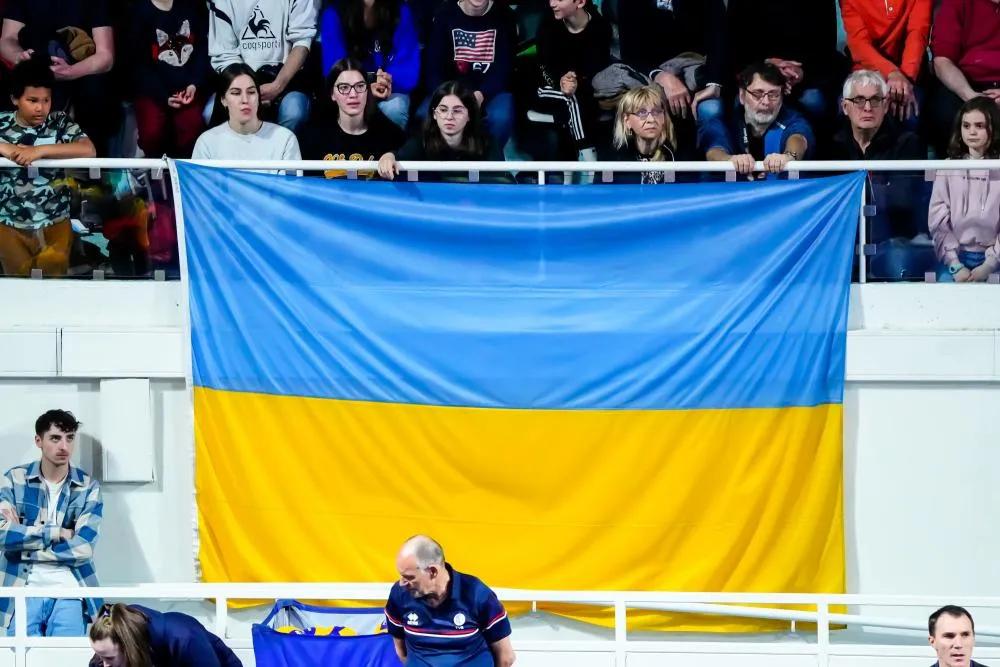 Le club de Iakoutsk démonte ses tribunes en raison de leur ressemblance avec le drapeau ukrainien