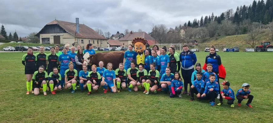 Le coup d&rsquo;envoi d’un match amateur féminin donné par une vache médaillée d&rsquo;or au dernier Salon de l’Agriculture de Paris