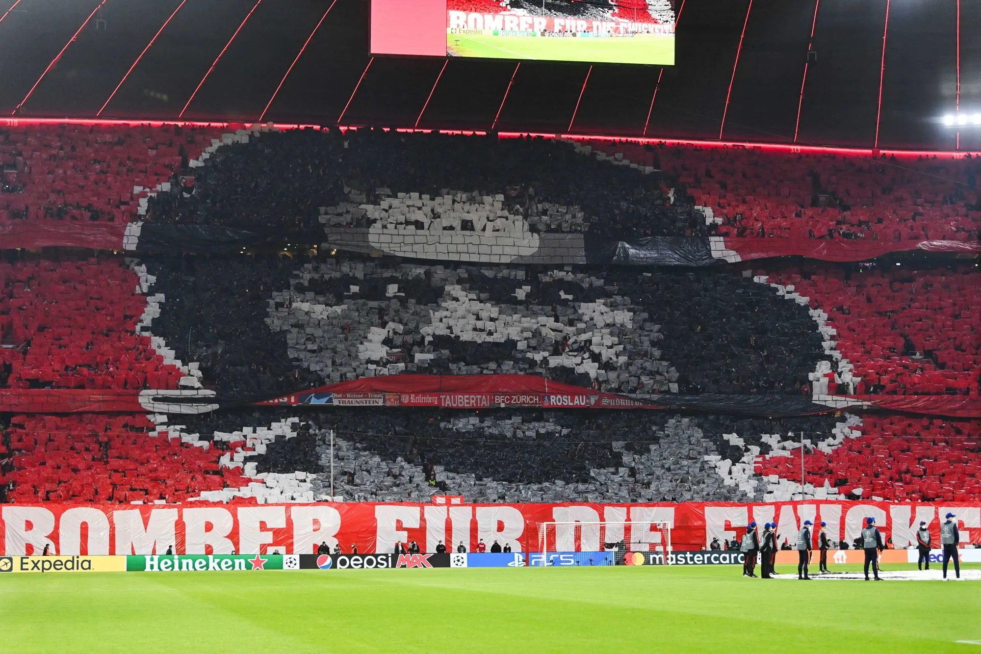 Un supporter envahit le terrain vide après Bayern-Villarreal