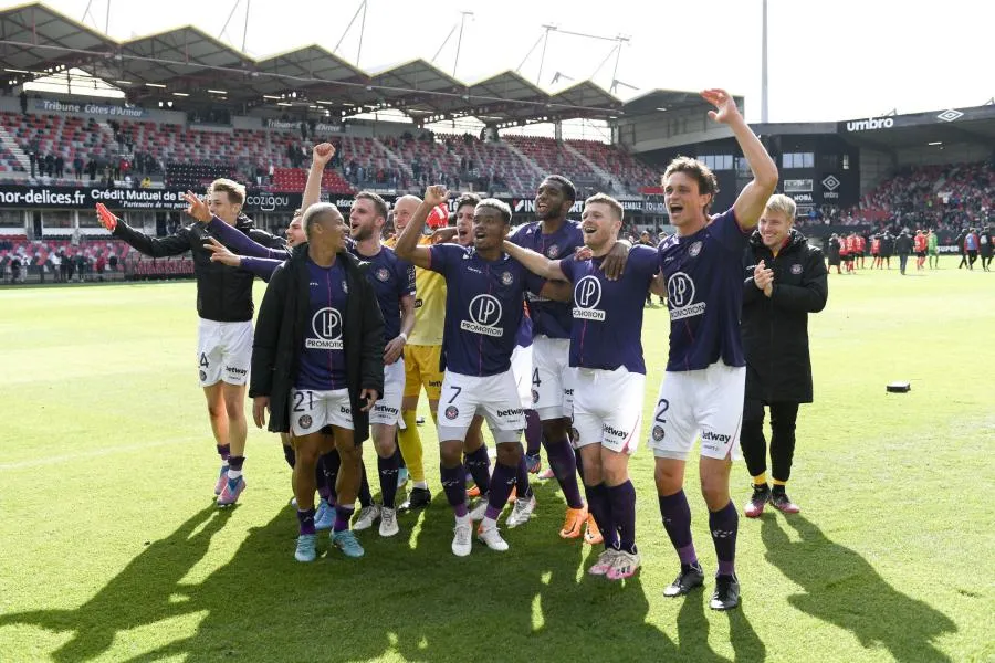 Des maillots du TFC transformés en blouses hospitalières pour les enfants