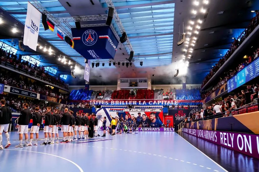 Un supporter du PSG chute de la tribune et blesse deux photographes pendant un match de handball