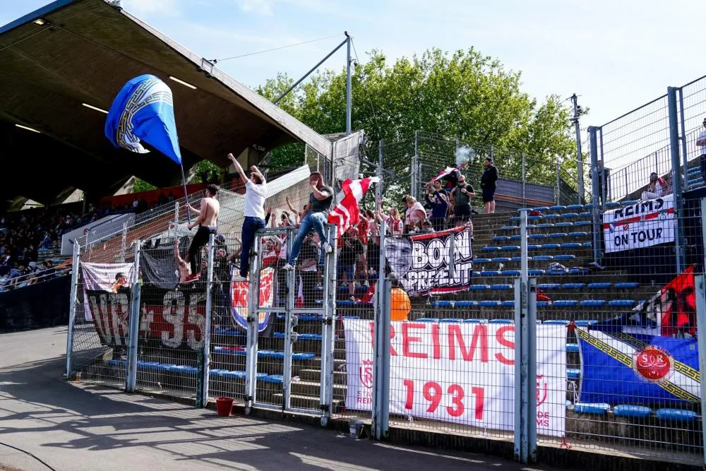 Un drapeau d&rsquo;extrême-droite radicale dans le parcage rémois face à Lorient