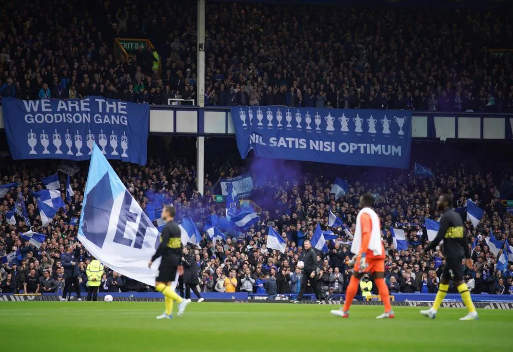 Quand un fan d’Everton cache le ballon sous son sweat pour gagner du temps face à Chelsea