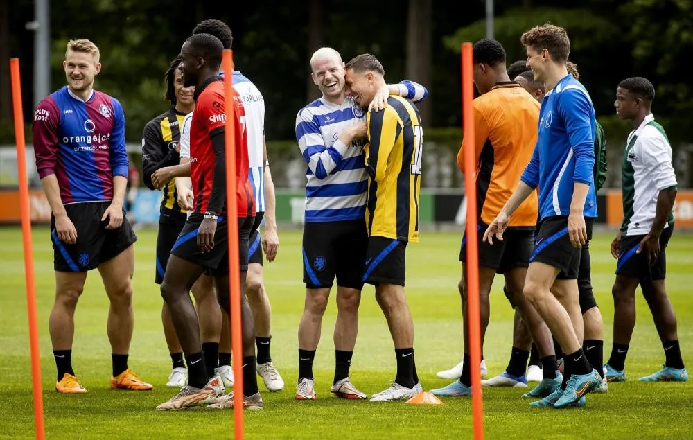 Les joueurs néerlandais à l’entraînement avec leurs premiers maillots de foot