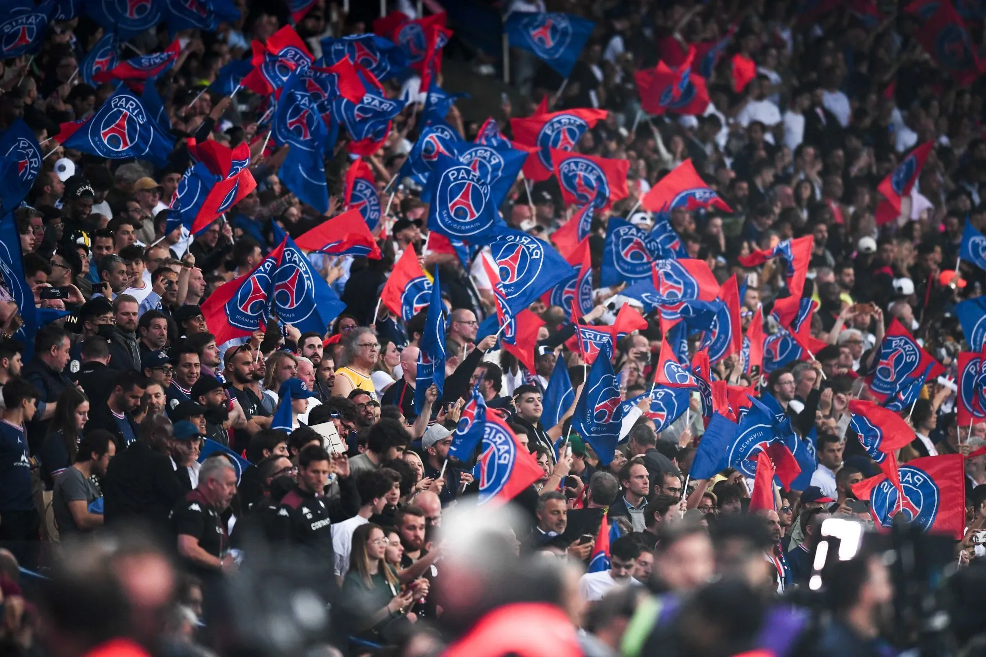 Live Twitch 15h-22h30 : FIFA, chants de supporters et quiz special PSG !