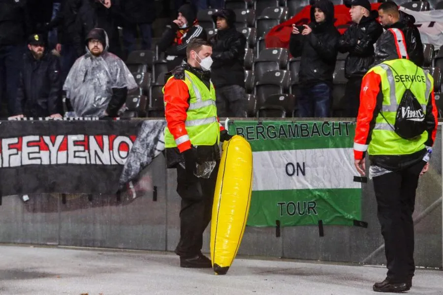 Face à la Roma, les supporters de Feyenoord jettent des bananes gonflables vers Tammy Abraham