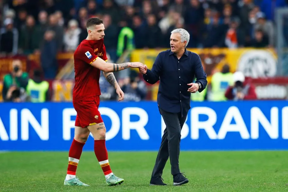 Zaniolo picole sur la Vespa de Mourinho pour fêter le titre européen de la Roma