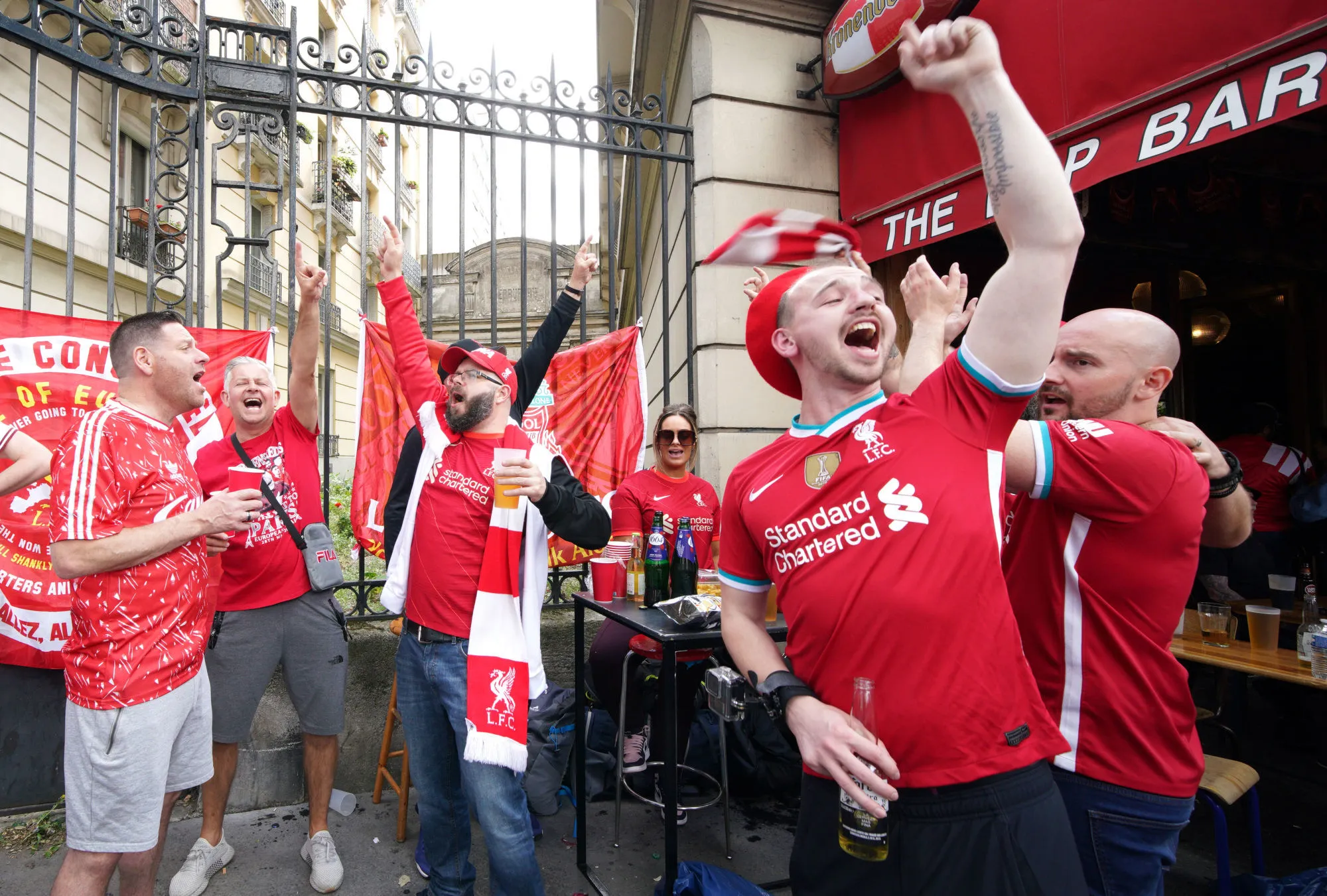 Des supporters de Liverpool chambrent le PSG et Manchester City au pied de la tour Eiffel