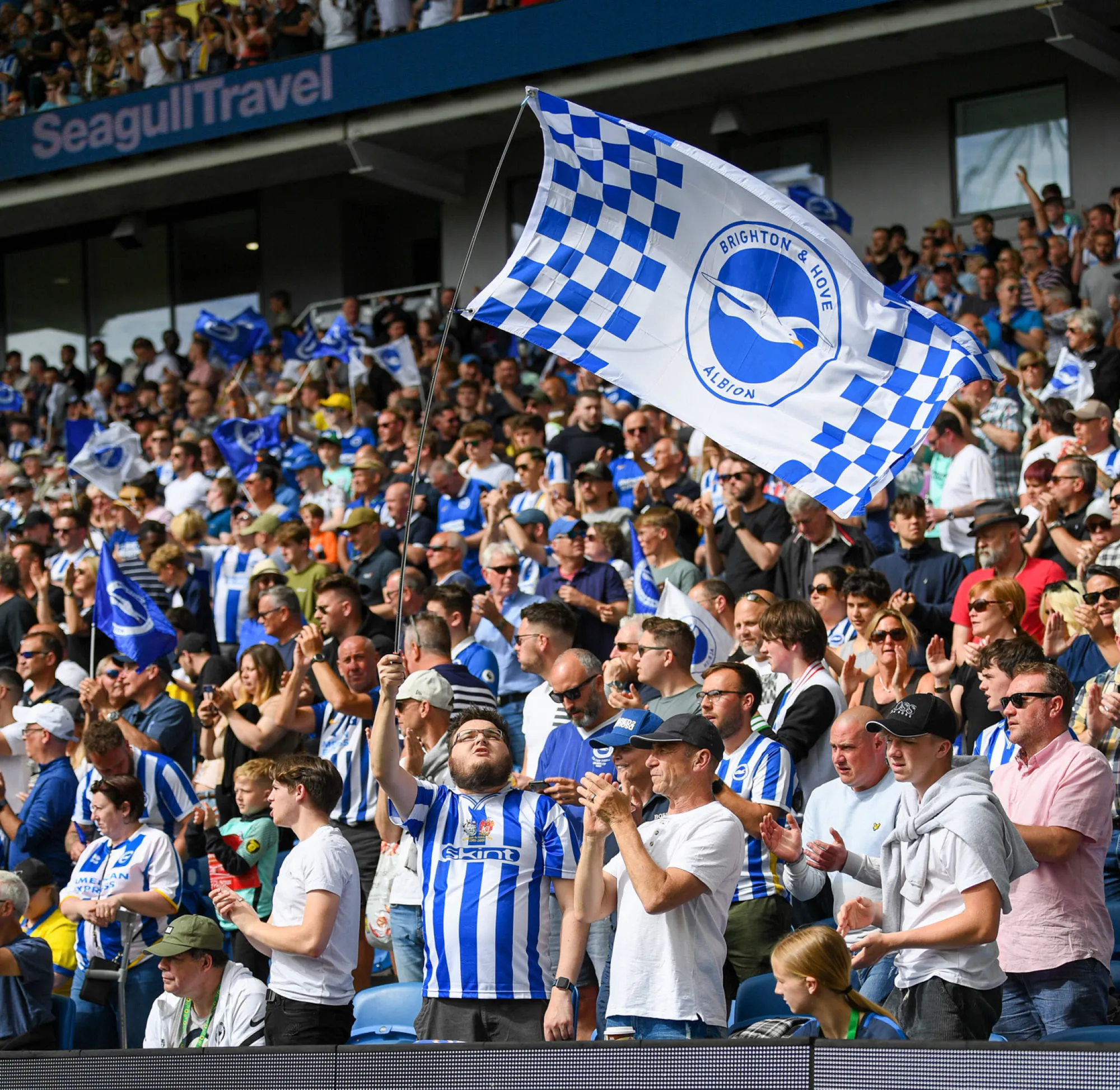 Fatboy Slim dévoile le nouveau maillot de Brighton en plein festival