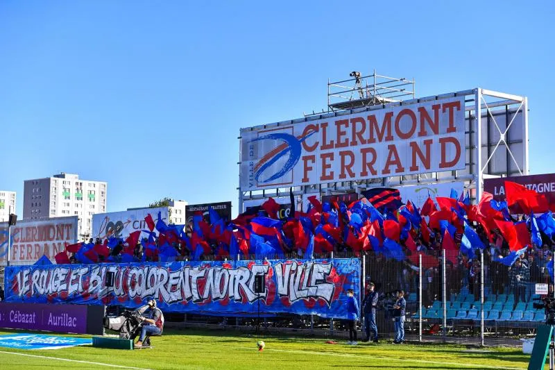 Clermont dévoile ses nouveaux maillots par le tramway de la ville