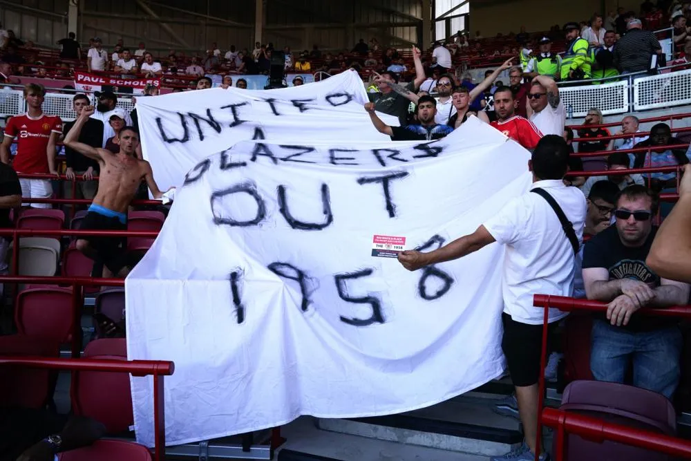 Une manifestation de supporters mancuniens perturbe l&rsquo;avant-match de Manchester United-Liverpool