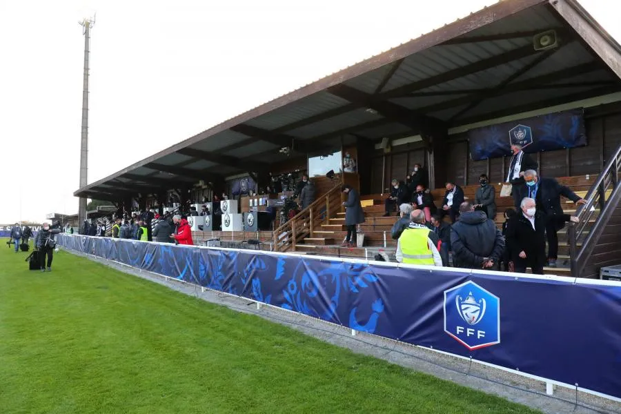 La tribune du stade de la Ville en Bois de Châteaubriant part en fumée