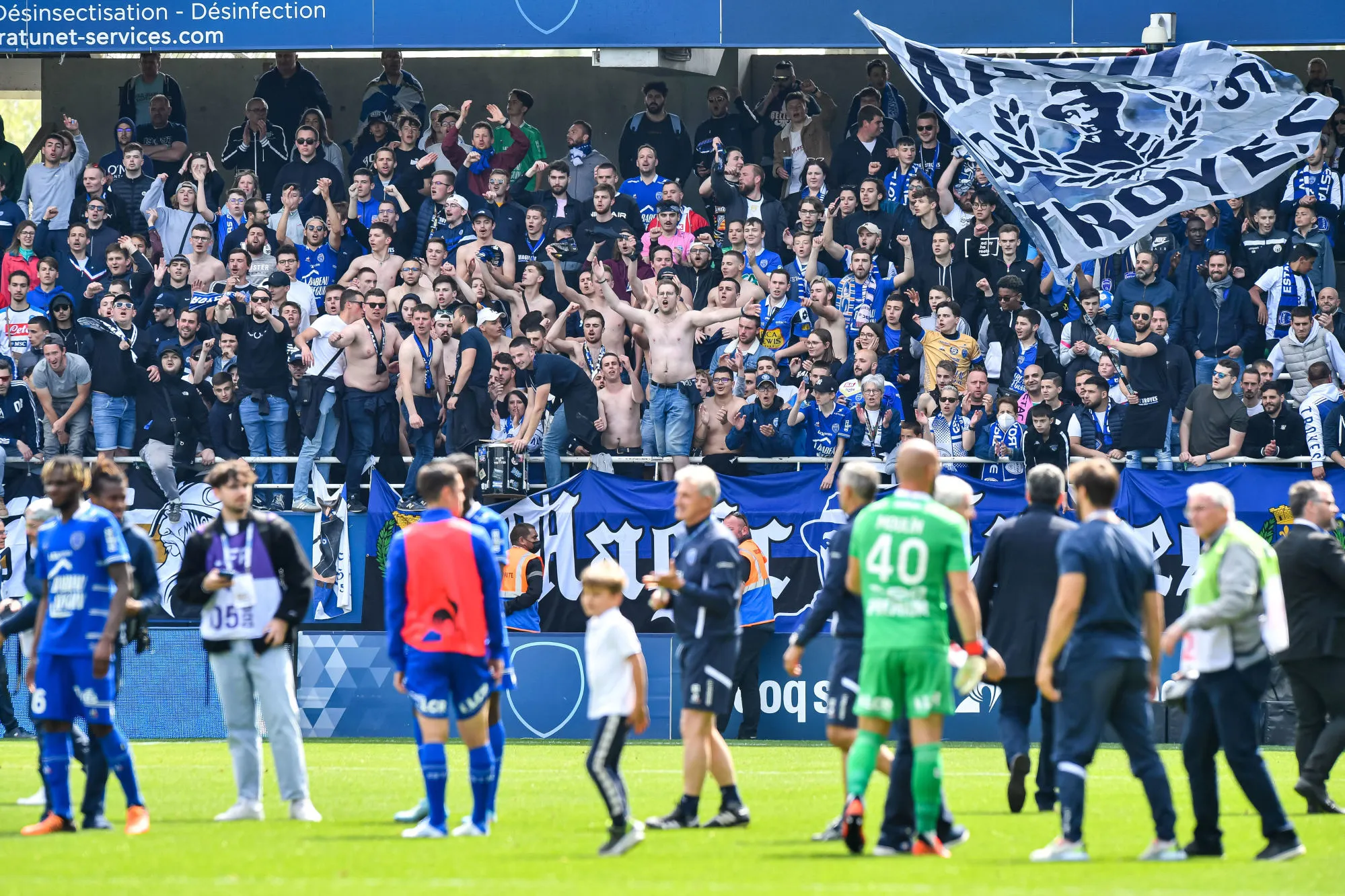 La pelouse du stade de l’Aube attaquée par des champignons estivaux