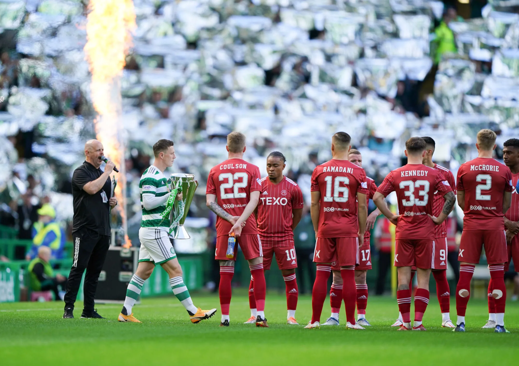 Le fabuleux tifo des fans du Celtic pour la reprise de la saison en Écosse