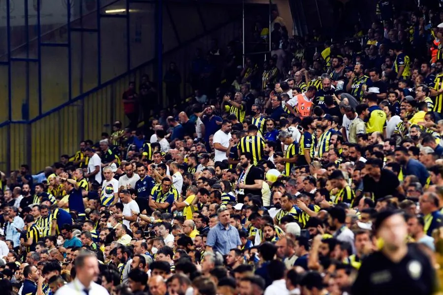 L&rsquo;UEFA sanctionne Fenerbahçe après les chants pro-Poutine de ses supporters