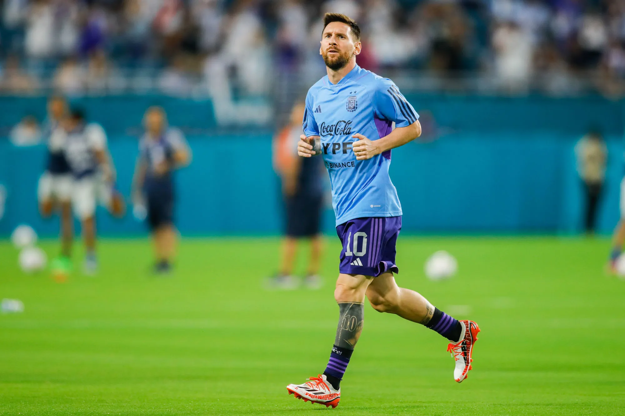 Leo Messi marque&#8230; Puis signe un autographe sur le dos d&rsquo;un supporter