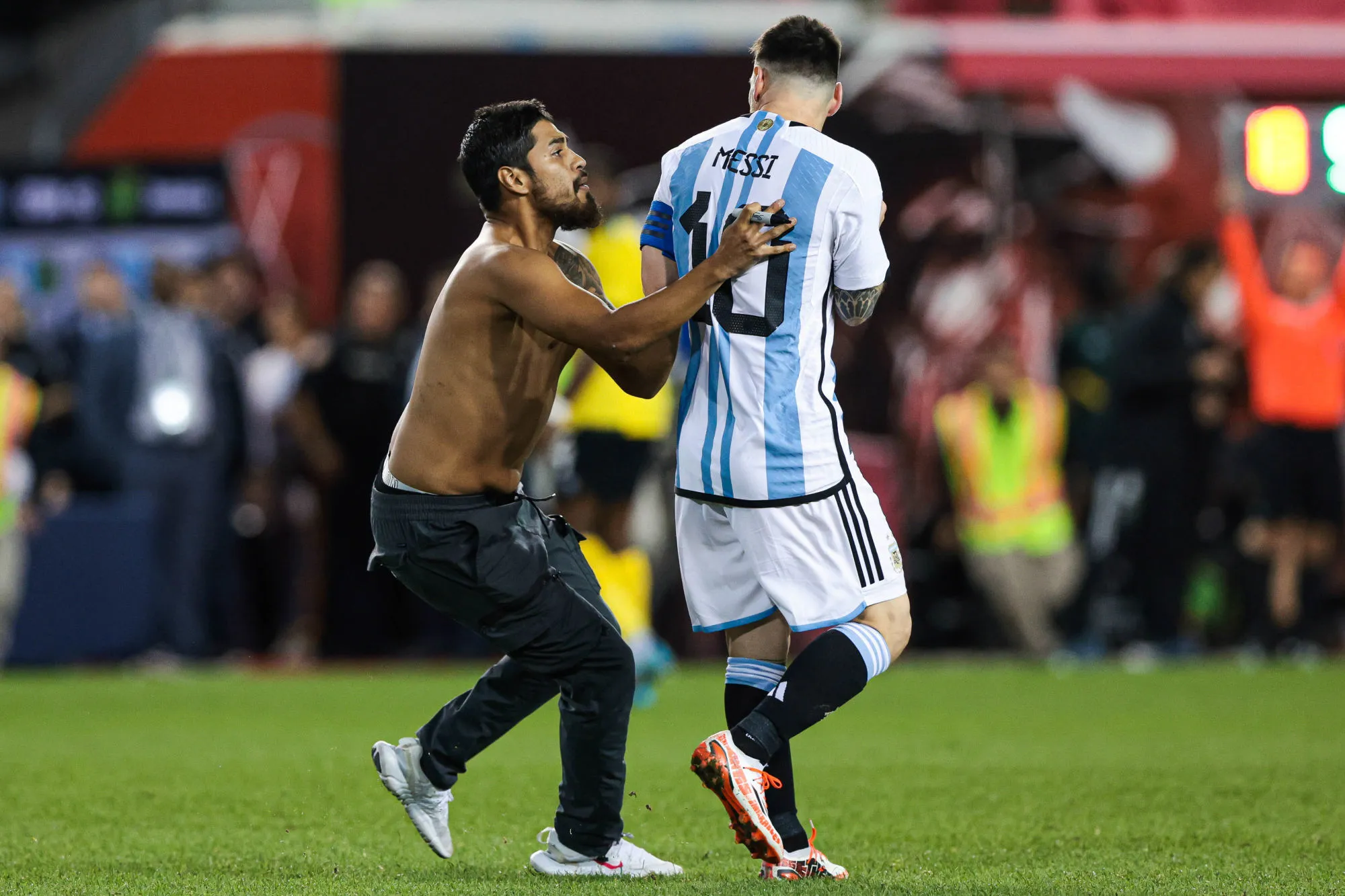 À Pullavoor, en Inde, des fans affichent une photo géante de Lionel Messi