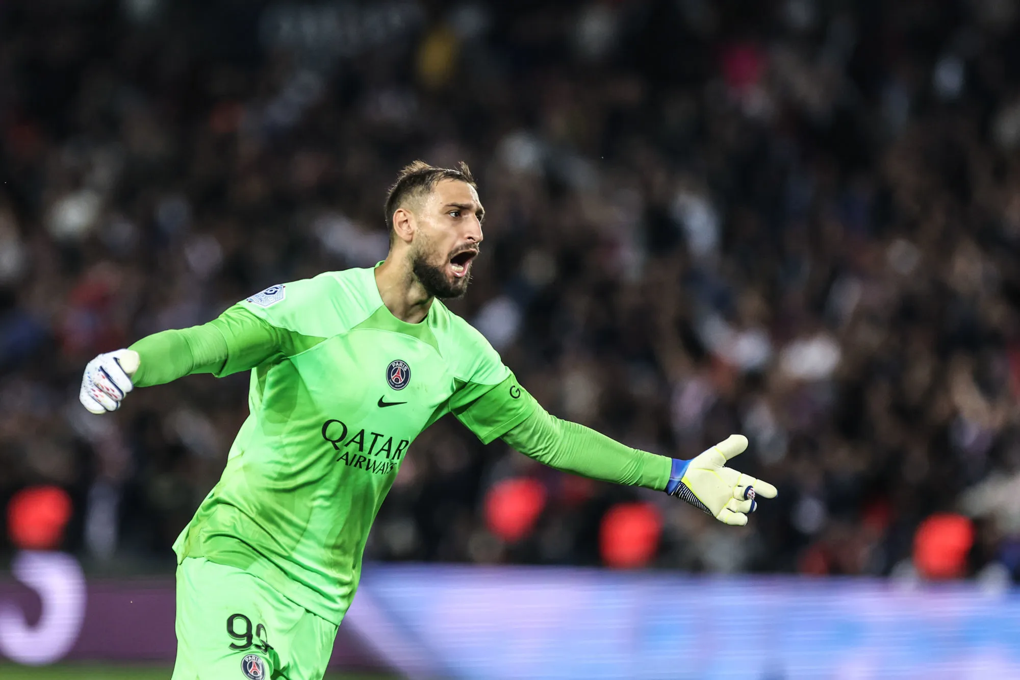 Un militant écologiste a essayé de s&rsquo;accrocher aux cages de Donnarumma pendant le Classique