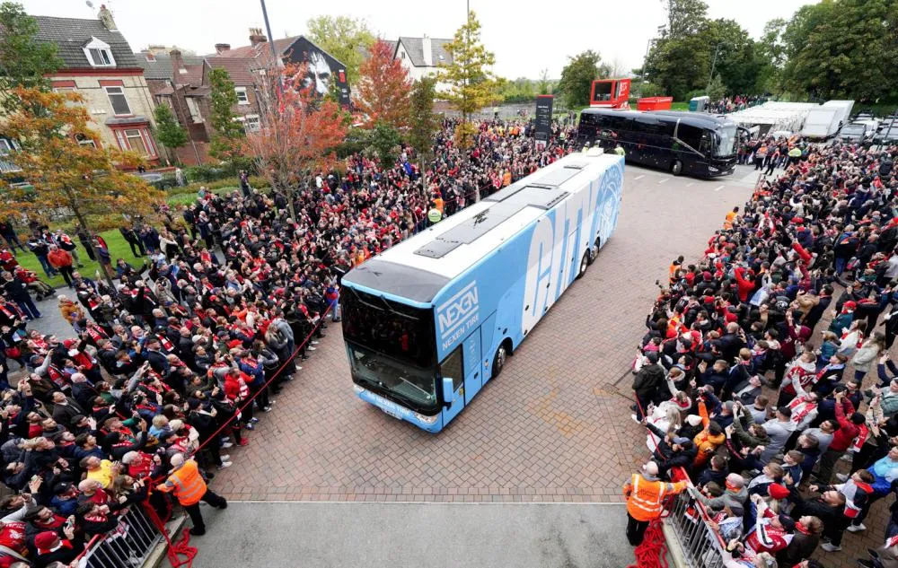 Une enquête ouverte après la dégradation du car de Manchester City à Liverpool