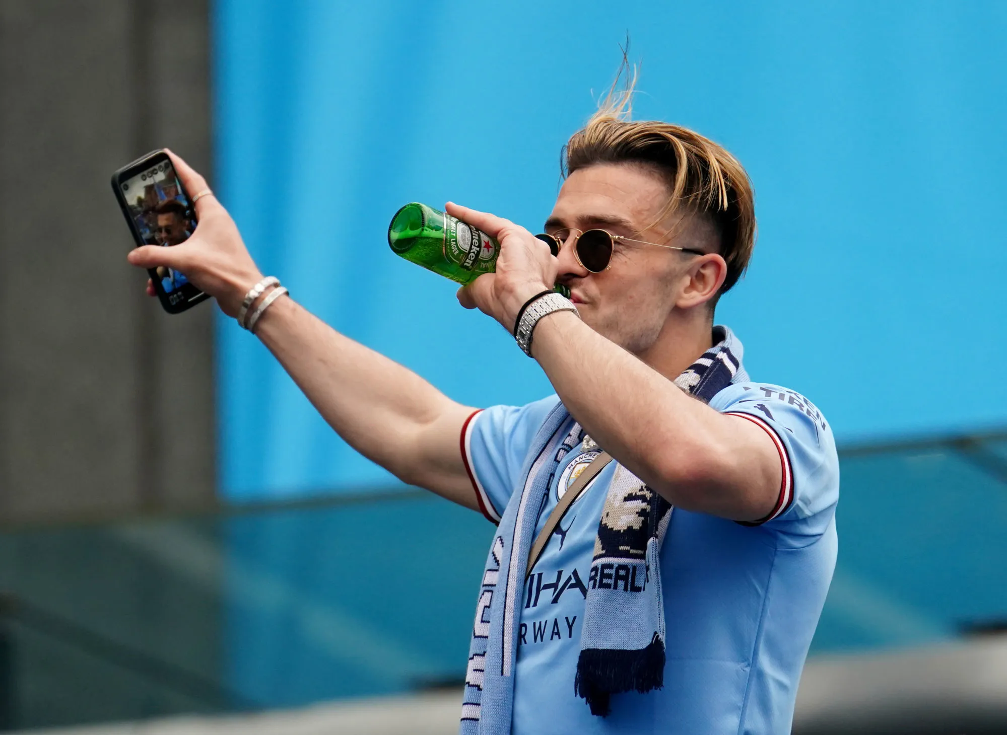 Un anglais rassemble une bière pour chaque pays participant à la Coupe du monde