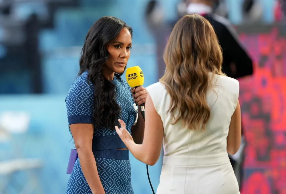 Alex Scott a porté le brassard arc-en-ciel lors de son passage sur la BBC