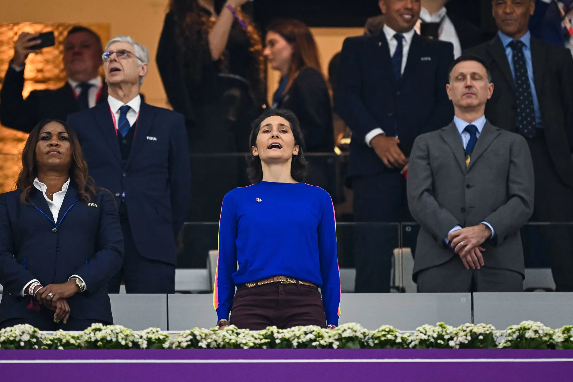 Amélie Oudéa-Castéra s&rsquo;affiche avec un pull aux manches arc-en-ciel au Qatar