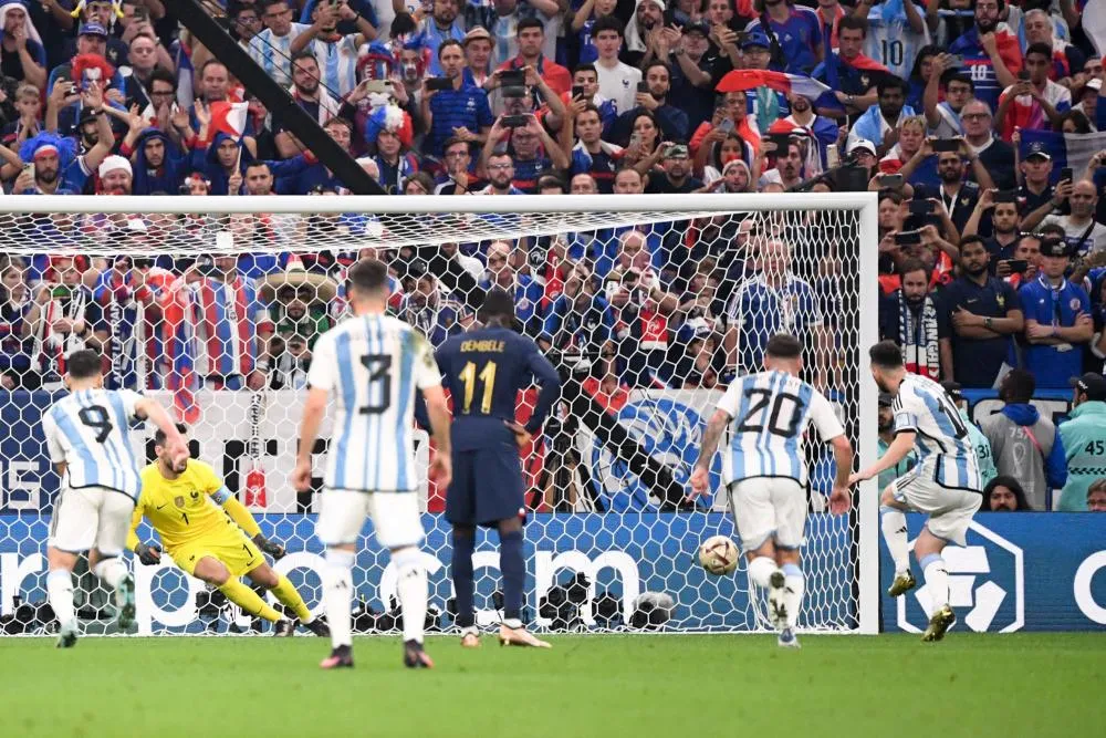 Lionel Messi ouvre le score sur penalty contre la France